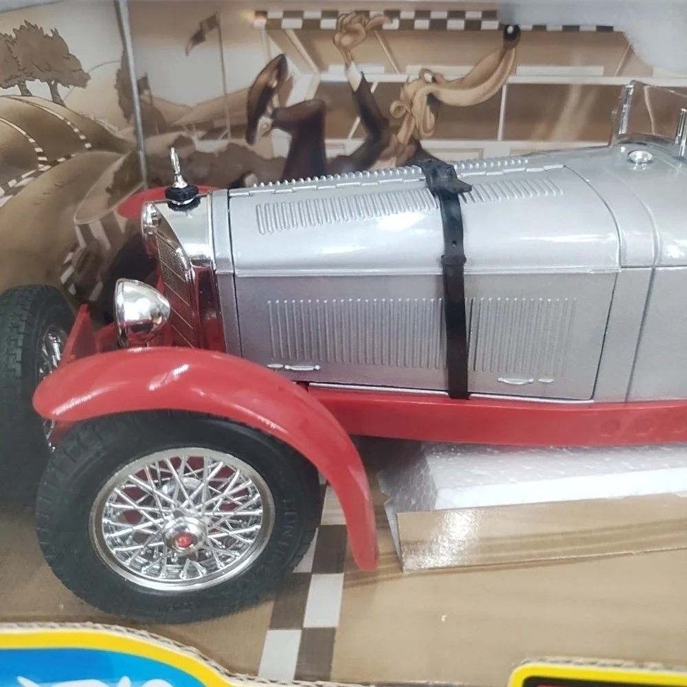 Bburago 1:18 Scale Diecast Goofy Disney Mercedes Benz SSKL Burago Silver Red